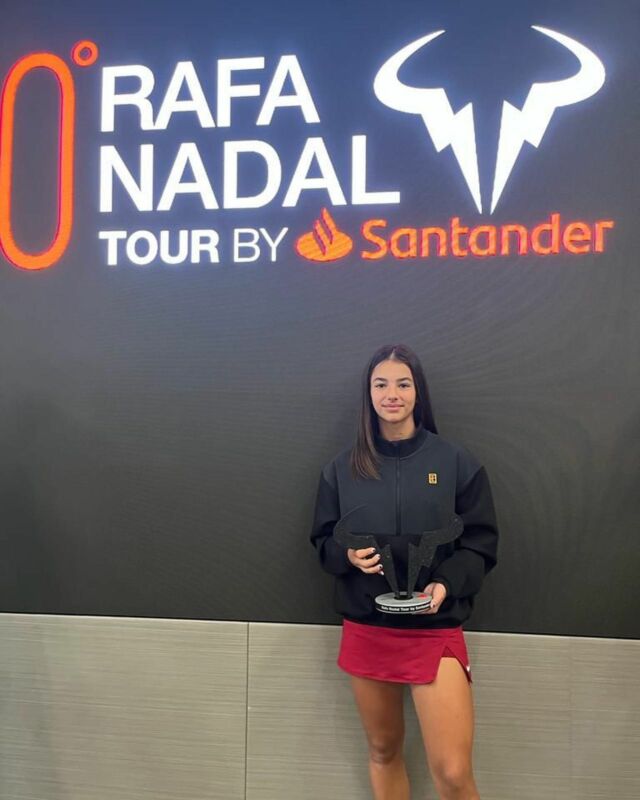 ¡MEDALLA DE BRONCE! 🥉

3️⃣ María Trujillo finaliza en 3ª posición su participación en el Master Rafa Nadal Tour, que reúne a las 8 mejores tenistas del año.

👉🏼 Se impuso en su primer enfrentamiento, cayó en semifinales y venció en su partido por el 3er puesto.

👏🏼 ¡Temporadón!